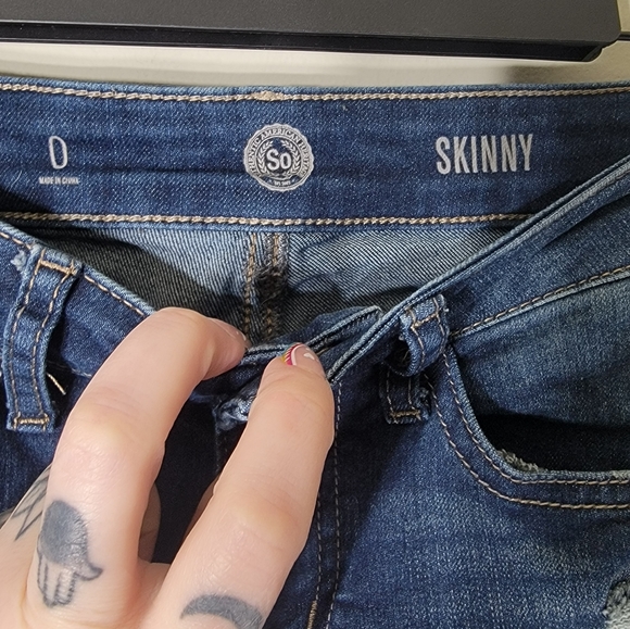 4/$20 SO Distressed Skinny Stretch Jeans Dark Blue Size 0 - Picture 5 of 6